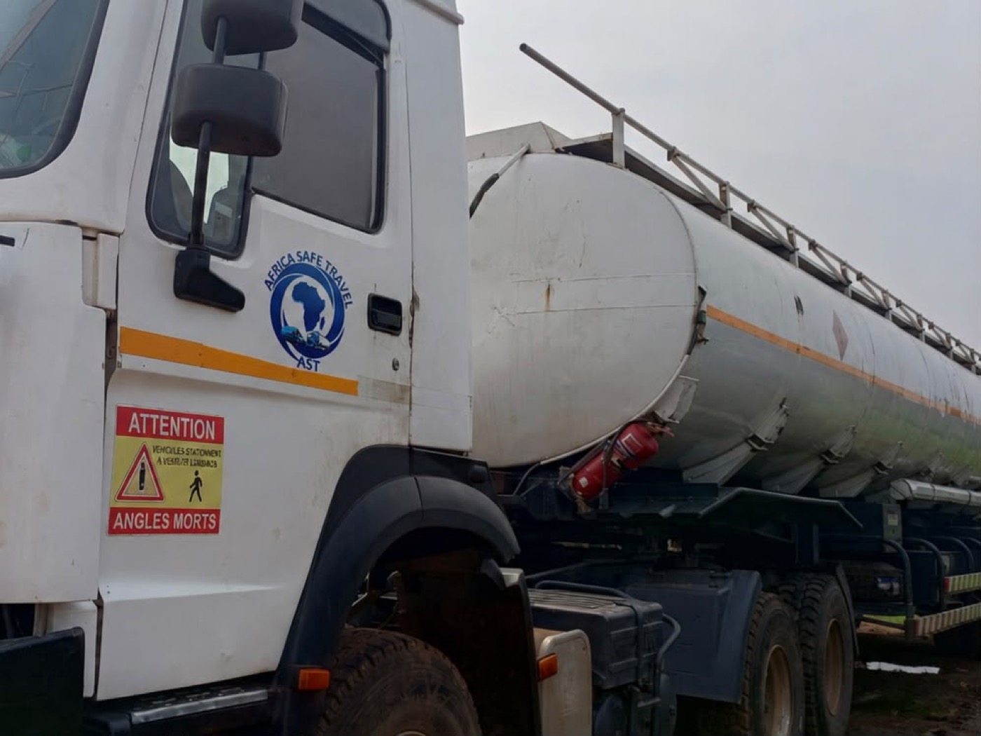 Camion-citerne AST · liquide inflammable